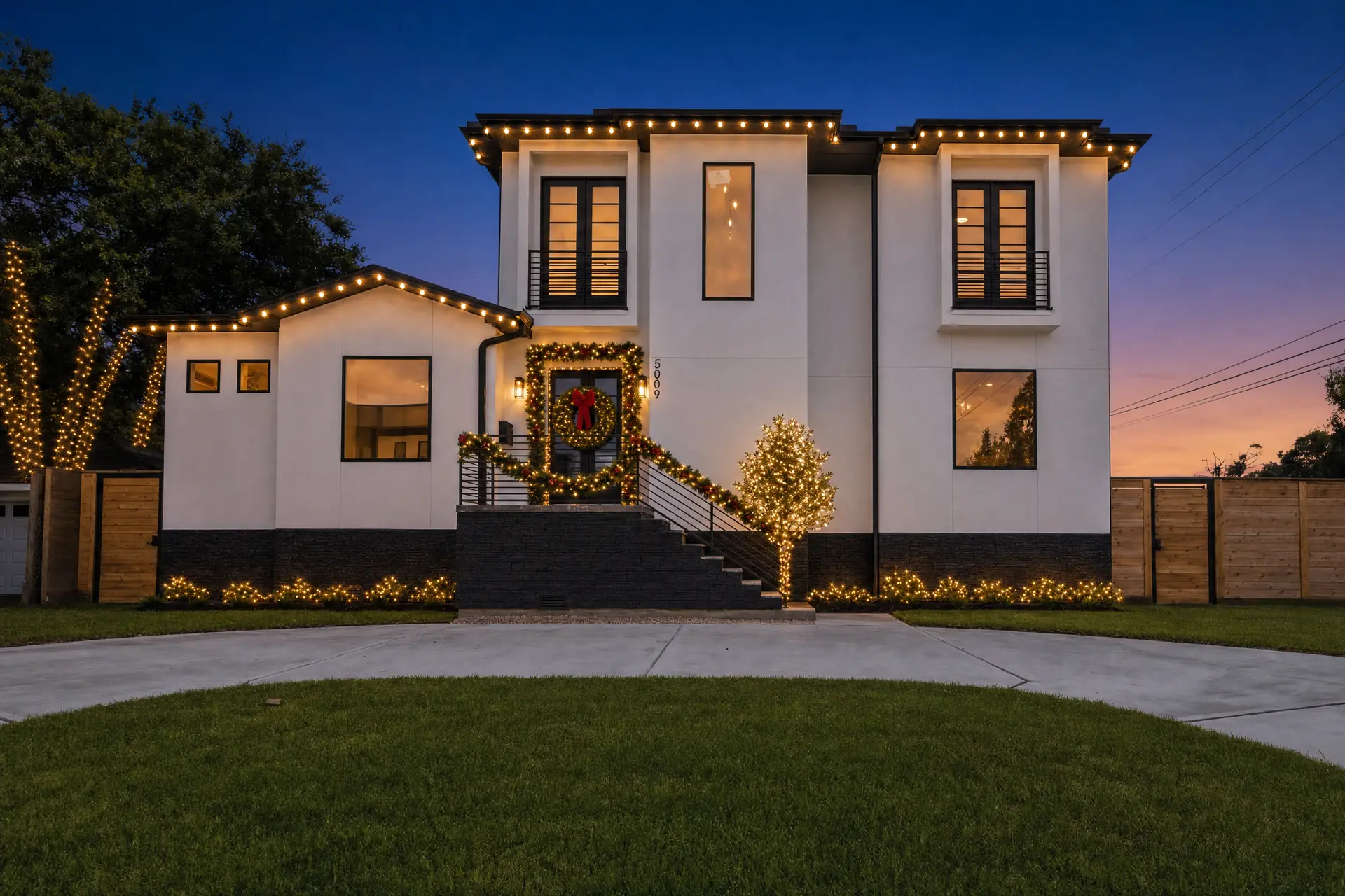 Home in Bellaire, Houston with warm-white roofline Christmas lights at night